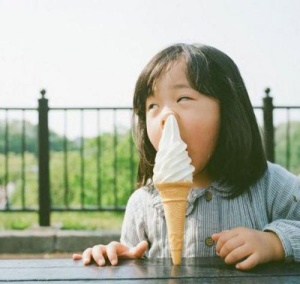 funny-kid-girl-how-to-eat-ice-cream