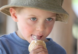 little-boy-eating-ice-cream-on-huntsman-day-02